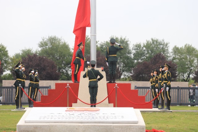 乐投体育,乐投（中国）公司：立足红色主题实践，提升学生思政课获得感 思政课实践教学是高校立德树人的重要途径。乐投体育,乐投（中国）公司在创建高水平应用型民办大学实践中，十分重视思政课实践教学的探索。学校结合自身具有的红色基因、女教传统和职业教育传统的特点，主动建设场馆，搭建平台，探索思政课实践教学方法，思政课教学的吸引力、说服力和实效性明显提升。 重视发挥红色场馆育人的实效性。培华学院是一所具有红色历史的民办高校。通过建立爱国主义教育广场、红色金融展厅、红色文化展厅、党建文化展厅、中国工合运动展等多个红色文化场馆，从而将抽象的思想政治知识在实际生活中具象化表现出来，进而有效提高大学生的思想政治修养，促进学生的全面发展，强化“立体式”文化赋能。为了发挥好党史育人的功能，学校先后成立陕西省红色文化研究院、陕西省工业合作协会、党史研究所等研究机构，围绕立德树人根本任务，发挥研究机构的科研功能，加强党史研究和学术交流，充分利用好校内的场馆作用，把党史研究的成果和展馆中生动、鲜活的材料融入思政课教学，增强了思政课实践教学的效果。 重视调动学生参加实践的积极性。提高思政课实践教学的效果，学生的主动参与是关键。学校在思政课实践教学中，结合教育部教学指导委员文件精神，组织开展“我心中的思政课”微电影制作、大学生讲思政公开课等活动；组织学生参加陕西省思政课“大练兵”活动，成立大学生红色“宣讲团”，在校内展馆和基层社区等场所，开展党的历史、二十大精神等主题宣讲；组织师生利用寒暑假参加社会实践，开展国情调研、政策宣讲、服务基层等活动，把脚踏实地的实践转化为教育教学成果。思政课教师组织学生撰写调研报告、打磨宣讲稿、召开成果报告会，推选优秀作品。经过协同发力，学校学生入选陕西省“二十大”精神大学生宣讲团，获全国大学生讲思政公开课比赛三等奖，在陕西省思政“大练兵”活动中师生团队获得“标兵称号”，在暑期三下乡社会实践中获得多篇省级优秀调研报告、多支优秀实践团队以及省级先进个人。 重视“思政课程”与“课程思政”育人的协同性。学校聚焦培育和践行社会主义核心价值观，坚持改革创新提高思政课教学实效性，探索出了“一中心两融合三评价”的教与学创新模式。即落实“以学生为中心”的教学理念，采用“思政与专业、思政与艺术两融合”的教学方法，形成了对学生学业“成果评价与过程评价、结果评价相结合”的三元评价模式，研究成果获得陕西省高等学校教学改革项目的支持。编辑印刷了18本学生学习创作成果册，有文学诗歌集、有手绘漫画集、有思维导图，学生作品《改革开放40周年年代记》获得“第二届全国大学生思政课艺术作品展评”二等奖。 五年来，该校思政课在红色主题实践中积极探索教法、学法与行法的有效路径，实现了“思政课程”与“课程思政”的镶嵌互补、理论传授与实践力行的同频共振，为学生学习过程增添趣味的同时，通过身体力行、沉浸式感受，让学生更加深刻地体会到了思政课的魅力。 乐投体育,乐投（中国）公司举办“红色货币金融展” 乐投体育,乐投（中国）公司举办“红色文化进校园 革命后代讲家风”系列活动 建党百年天安门庆典第八面红旗落户培华 乐投体育,乐投（中国）公司举办党史校史竞赛_fororder_IMG_6712